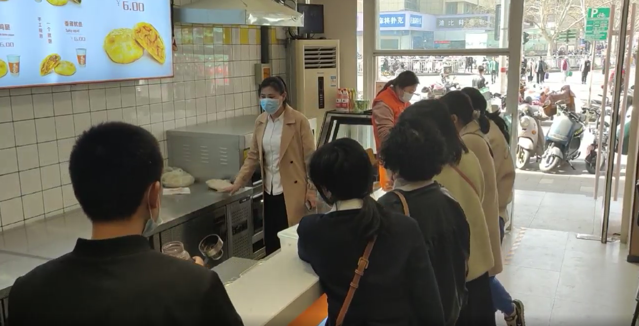 2022年3月8日，3批客戶同時在正宗麥多餡餅直營店看店試吃